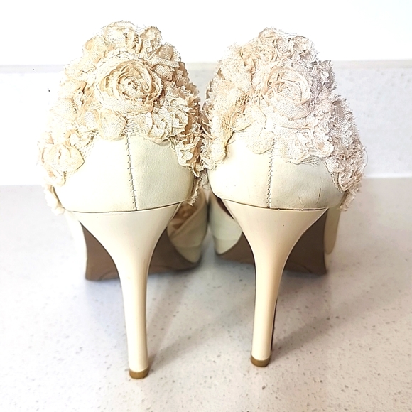 Anne Michele women's open toe shoes Size 7 1/2 with floral lace. - Picture 7 of 13